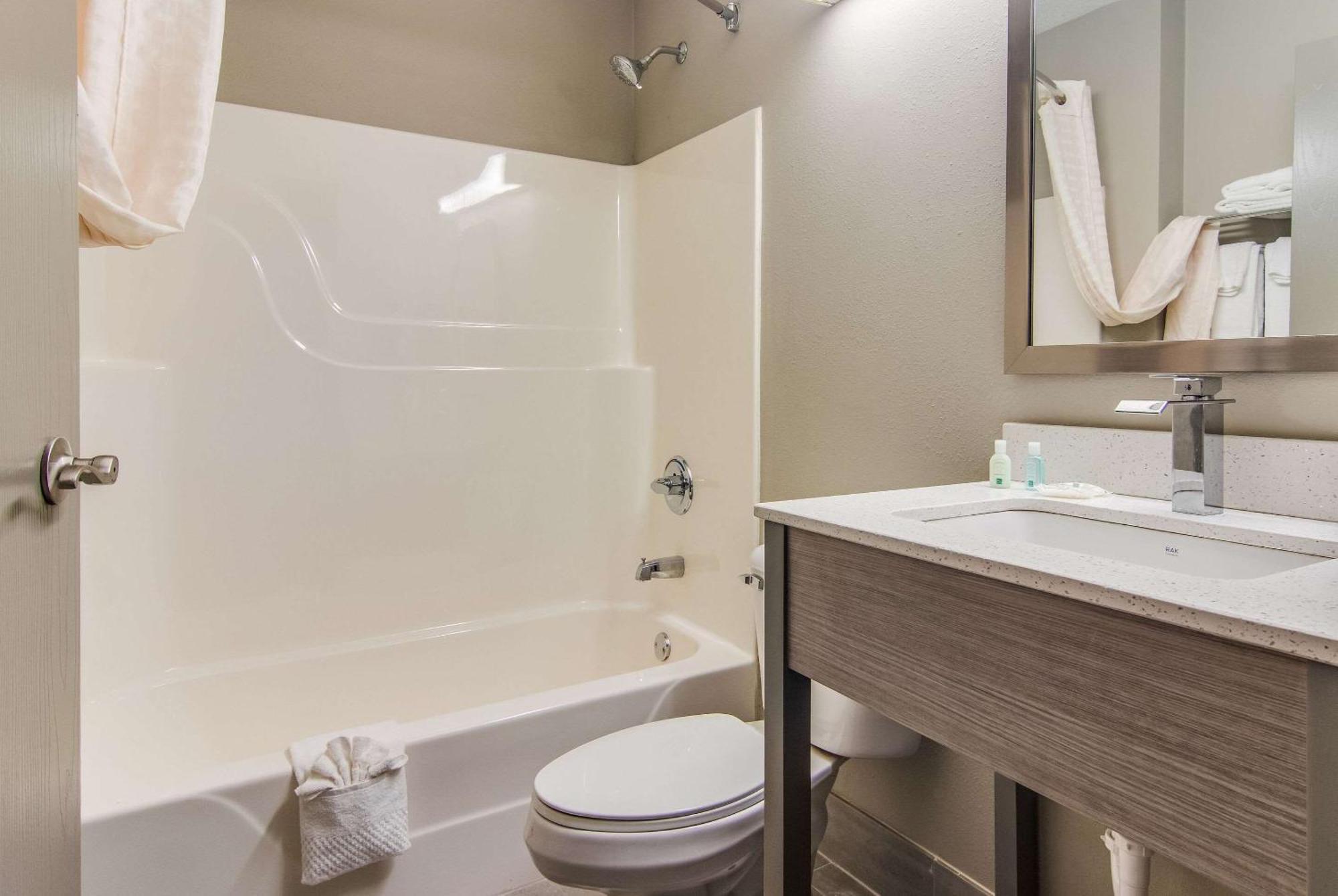 Quality Inn & Suites Grove City-Outlet Mall מראה חיצוני תמונה